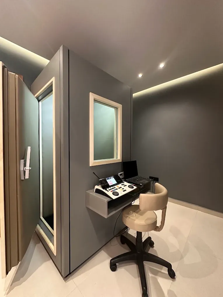 Cabine d’audiométrie pour le bilan de l’audition — Dr Ahlam Bellaouchi, ORL à Oulfa, Casablanca