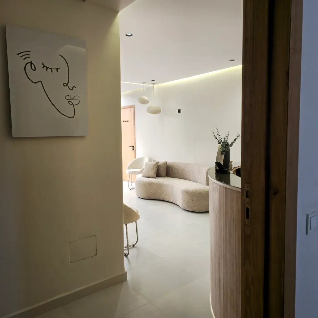 Couloir — l’esprit « face & cou » — cabinet ORL du Dr Ahlam Bellaouchi, Oulfa Casablanca